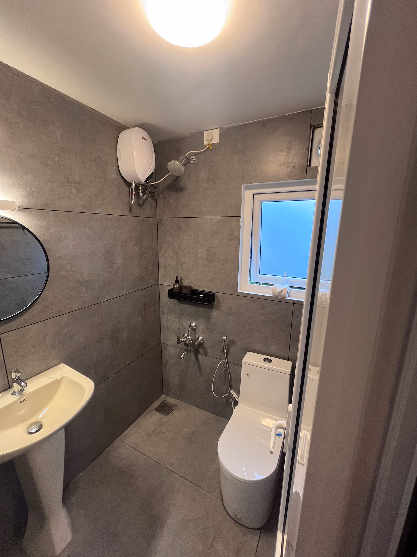 The bathroom at The Writer's Cabin, Kabani Riverside